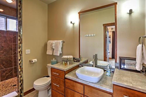 Koupelna v ubytování Lake Chelan Manson Bay Condo with Pool Access!