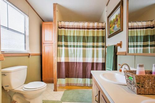 ein Bad mit einem WC und einem Waschbecken in der Unterkunft Peaceful Serenity Ranch - Day Trip to Yosemite! in Coulterville
