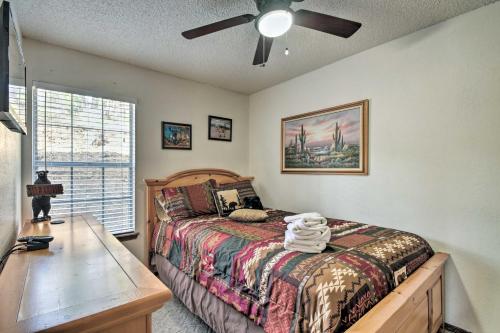 Ένα ή περισσότερα κρεβάτια σε δωμάτιο στο Cozy Ruidoso Cabin with Hot Tub and Game Room!