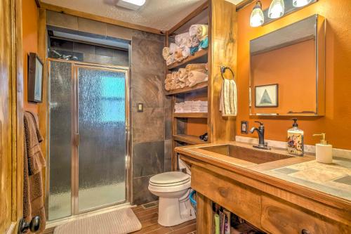 La salle de bains est pourvue d'une douche, d'un lavabo et de toilettes. dans l'établissement Waterfront New Concord Paradise on Kentucky Lake!, à Faxon