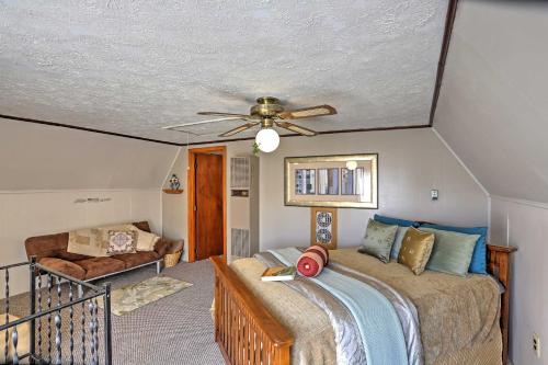 Tempat tidur dalam kamar di Lakeview A-Frame Steps to Marina and Old Field Beach