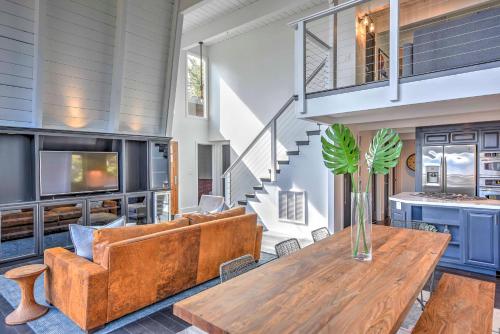 Χώρος καθιστικού στο 10 Mi to Skiing Tahoe City A-Frame Home