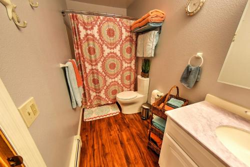 Koupelna v ubytování Convenient and Modern Fairbanks Apt - 2 Mi to Dtwn!