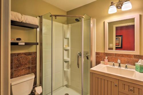 y baño con ducha y lavamanos. en Pottsboro Home on 2 Acres with Hot Tub, Near Marina! en Pottsboro