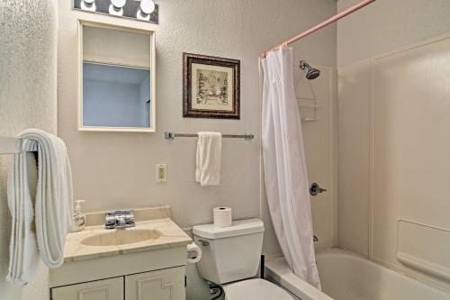 ein Badezimmer mit Waschbecken, Toilette und Badewanne in der Unterkunft Lakefront Townhome with View in Hot Springs Village! in Hot Springs Village