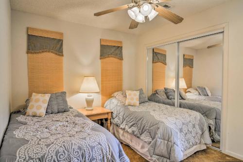 - une chambre avec 2 lits et un ventilateur de plafond dans l'établissement Private Lakefront Townhome in Hot Springs Village!, à Hot Springs Village