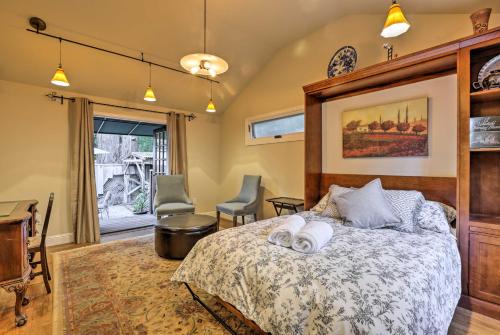 una camera da letto con un letto con due asciugamani sopra di Updated Menlo Park English Tudor Garden Cottage! a Menlo Park