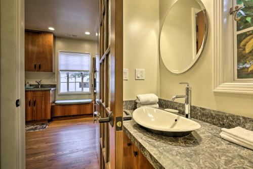 un bagno con lavandino e specchio di Updated Menlo Park English Tudor Garden Cottage! a Menlo Park