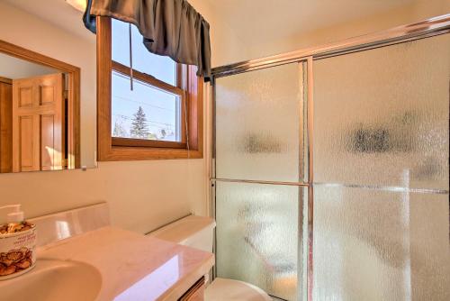 Ένα μπάνιο στο Cozy Riverfront Home with Fire Pit in Houghton Lake!