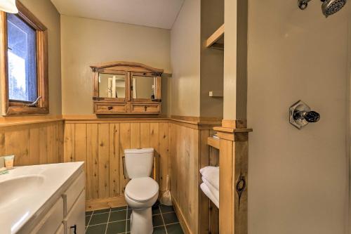 Koupelna v ubytování Breckenridge Cabin with Hot Tub 3 Mi to Main Street