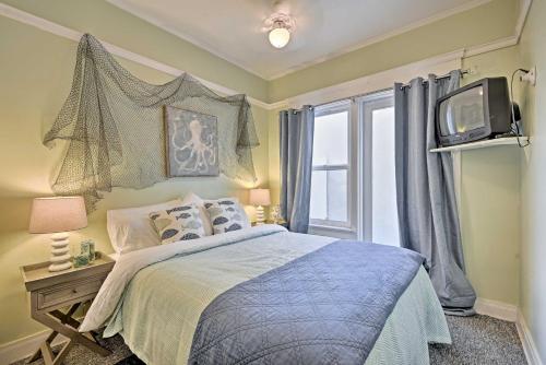 En eller flere senge i et værelse på Sunny Catalina Island Home - Steps to Avalon Bay!