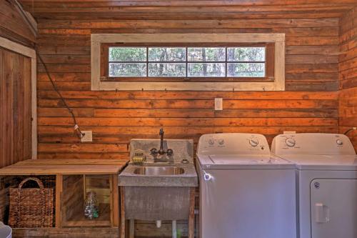 Dapur atau dapur kecil di Gruene Cabin - Pet Friendly New Braunfels Studio