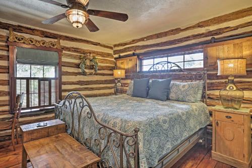 um quarto com uma cama num chalé de madeira em Gruene Cabin - Pet Friendly New Braunfels Studio em New Braunfels