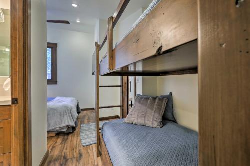 een kleine kamer met een stapelbed en een stapelbed bij Truckee Condo with Pool Access, Close to Lake Tahoe in Truckee