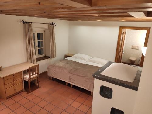 Tempat tidur dalam kamar di Naturresort FiSCHERGUT - Lodge Wolfgangthal