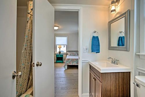 Kúpeľňa v ubytovaní Holden Beach Vacation Rental Steps to Shore!