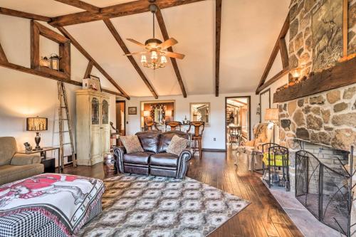 een woonkamer met een bank en een open haard bij Macungie Cabin with Fireplace Near Bear Creek Skiing in Macungie