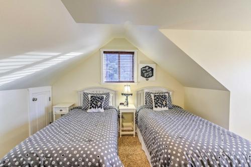 2 camas en una habitación con ático en Peacock Hill Retreat on 1 Acre, 1 Mi to Harbor, en Gig Harbor