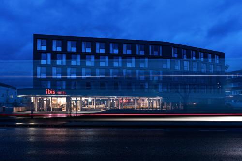 un edificio con un cartello sulla parte anteriore di ibis Wels a Wels