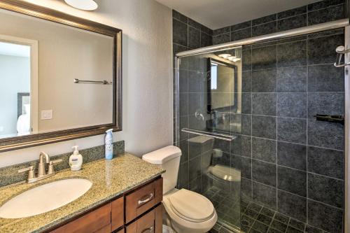Ένα μπάνιο στο Private Pool and Patio Modern Lake Havasu Home!
