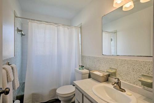 y baño con lavabo, aseo y espejo. en Gorgeous Cape Coral Duplex Home with Modern Interior, en Cabo Coral