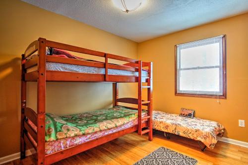 Двухъярусная кровать или двухъярусные кровати в номере Wooded Twin Lakes Retreat 13 Mi to Lake Michigan!