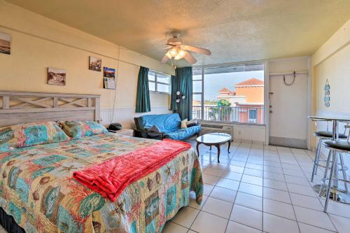um quarto de hotel com uma cama e uma varanda em Oceanfront Daytona Beach Club Studio with Balcony! em Daytona Beach