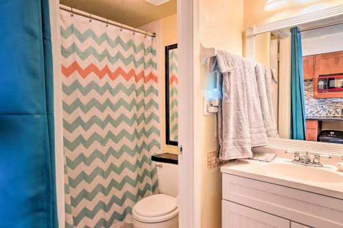 W łazience znajduje się toaleta, umywalka i lustro. w obiekcie Oceanfront Daytona Beach Club Studio with Balcony! w mieście Daytona Beach