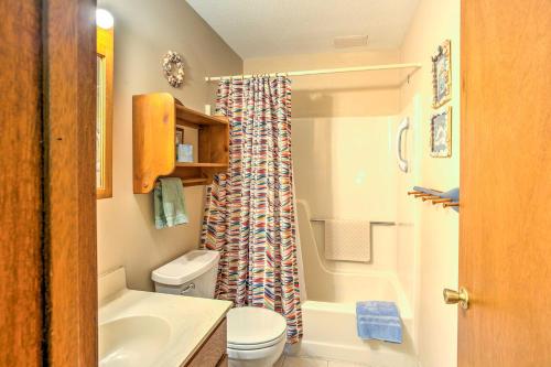 uma casa de banho com um WC e uma cortina de chuveiro em Clearwater Lake Getaway with Shared Pool and Boat Dock em Annandale