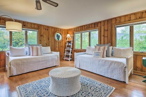 Sala de estar con 2 camas y mesa en Spacious Getaway with Deck - Walk to Nantucket Sound!, en West Harwich