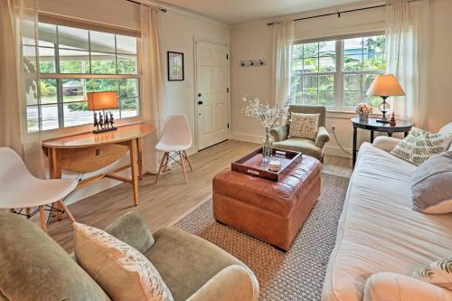 een woonkamer met een bank en een tafel bij Orlando Vacation Rental Less Than 2 Mi to Lake Ivanhoe! in Orlando