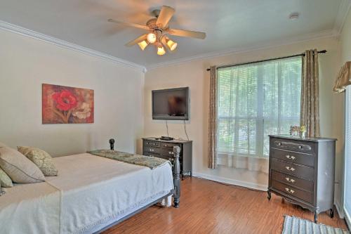 Un pat sau paturi într-o cameră la Cozy Lakefront Benton Home about 20 Mi to Shreveport!