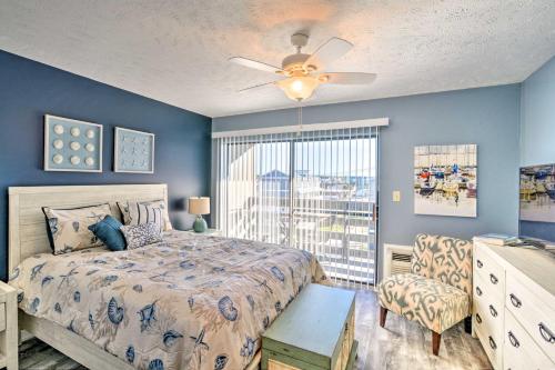 1 dormitorio con 1 cama, ventilador de techo y ventana en Garden City Condo with Pool Access - Walk to Beach!, en Myrtle Beach