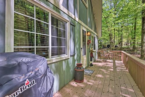 Cozy Poconos Chalet with Fire Pit and Spacious Deck!