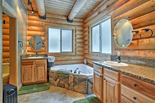 Bilik mandi di New Meadows Log Cabin on 9 Acres - Near Brundage!