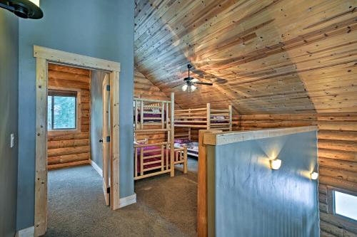 Katil atau katil-katil dalam bilik di New Meadows Log Cabin on 9 Acres - Near Brundage!