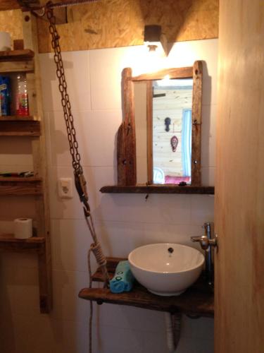 un baño con lavabo y espejo en VI-BE-MA, en San Gregorio de Polanco