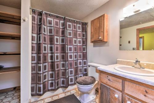 Ένα μπάνιο στο Cozy New Hampshire Retreat Near Attitash Mountain!