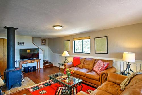 Φωτογραφία από το άλμπουμ του Spacious Cabin with Deck, Mountain Views, Fire Pit! σε Πρέσκοτ