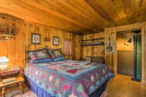 Cama o camas de una habitación en Historic Keystone Cabin Near Mount Rushmore!