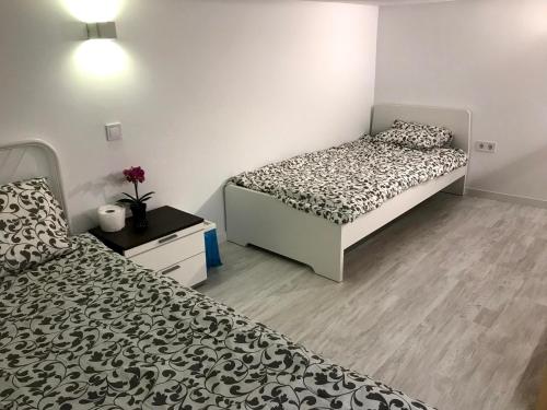 2 camas en una habitación pequeña con 2 camas sidx sidx sidx en Cozy Apartment Malasaña FREE Parking, en Madrid