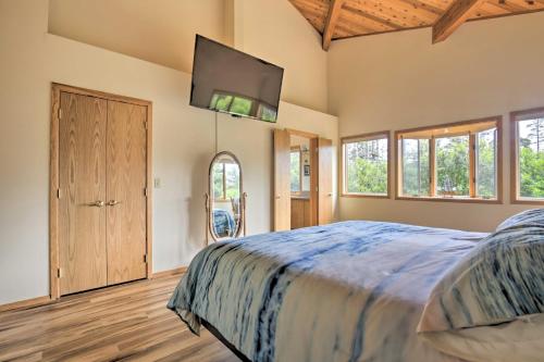 une chambre avec un lit et une télévision à écran plat dans l'établissement Walk to Ocean Home with Hot Tub in South Beach!, à South Beach