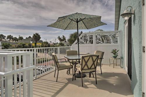 Uma varanda ou terraço em Downtown Cocoa Beach Retreat - Walk to the Beach!
