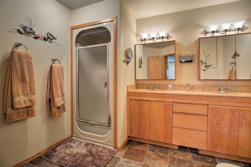 une salle de bain avec douche et lavabo dans l'établissement Walk to Ocean Home with Hot Tub in South Beach!, à South Beach