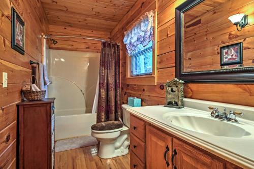 y baño con lavabo, aseo y bañera. en Sevierville Cabin with Hot Tub, Grill and Pool Table! en Sevierville