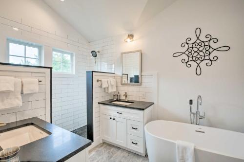 ハンプトン・ベイズにあるDistinctive Hamptons Home with Pool Near Bay, Oceanの浴槽と洗面台のある白いバスルーム
