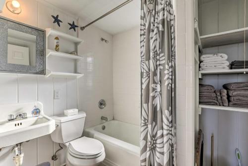 Un baño con inodoro, lavabo y bañera. en Cozy Waterfront Island House on Live Oak Island!, en Panacea