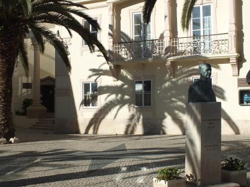 a statue of a man in front of a building at Albergaria Sao Pedro in São Martinho do Porto