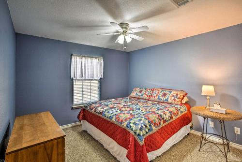 een slaapkamer met een bed en een plafondventilator bij Lake Texoma Vacation Rental, 3 Mi to Marina! in Pottsboro