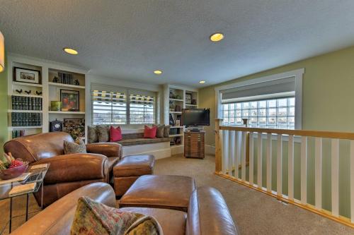 ローガンにあるWalkable Downtown Logan Apartment with Rooftop Deckのリビングルーム(革製家具、テレビ付)